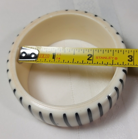 🔴 Vintage Black and White Resin Bangle - Picture 6 of 7